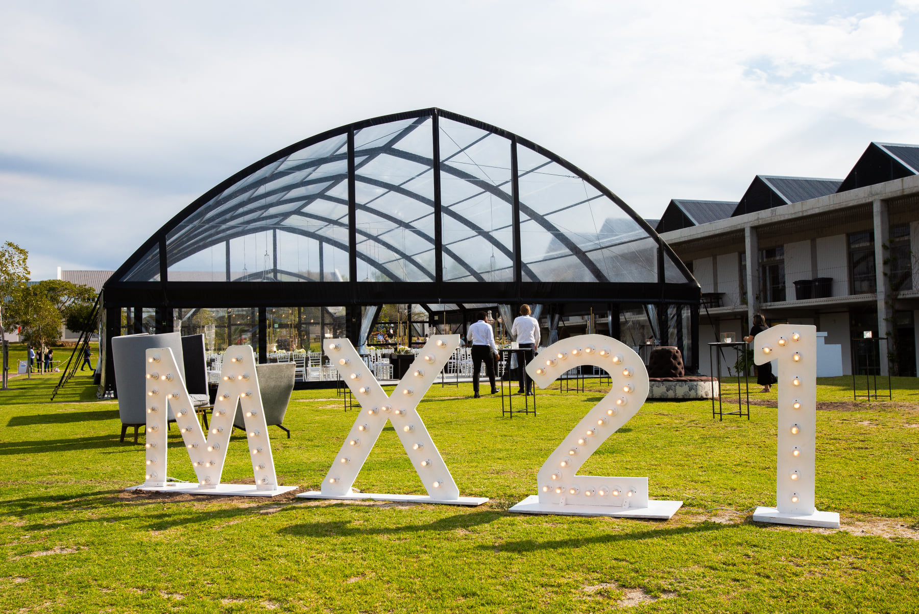 Olive‑Shaped Wedding Tents: Redefining Outdoor Wedding Experiences for Global Celebration (en inglés)