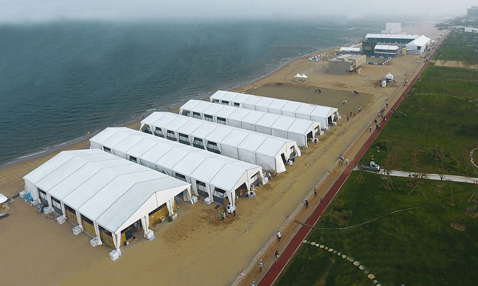 Tienda blanca de deportes en la playa