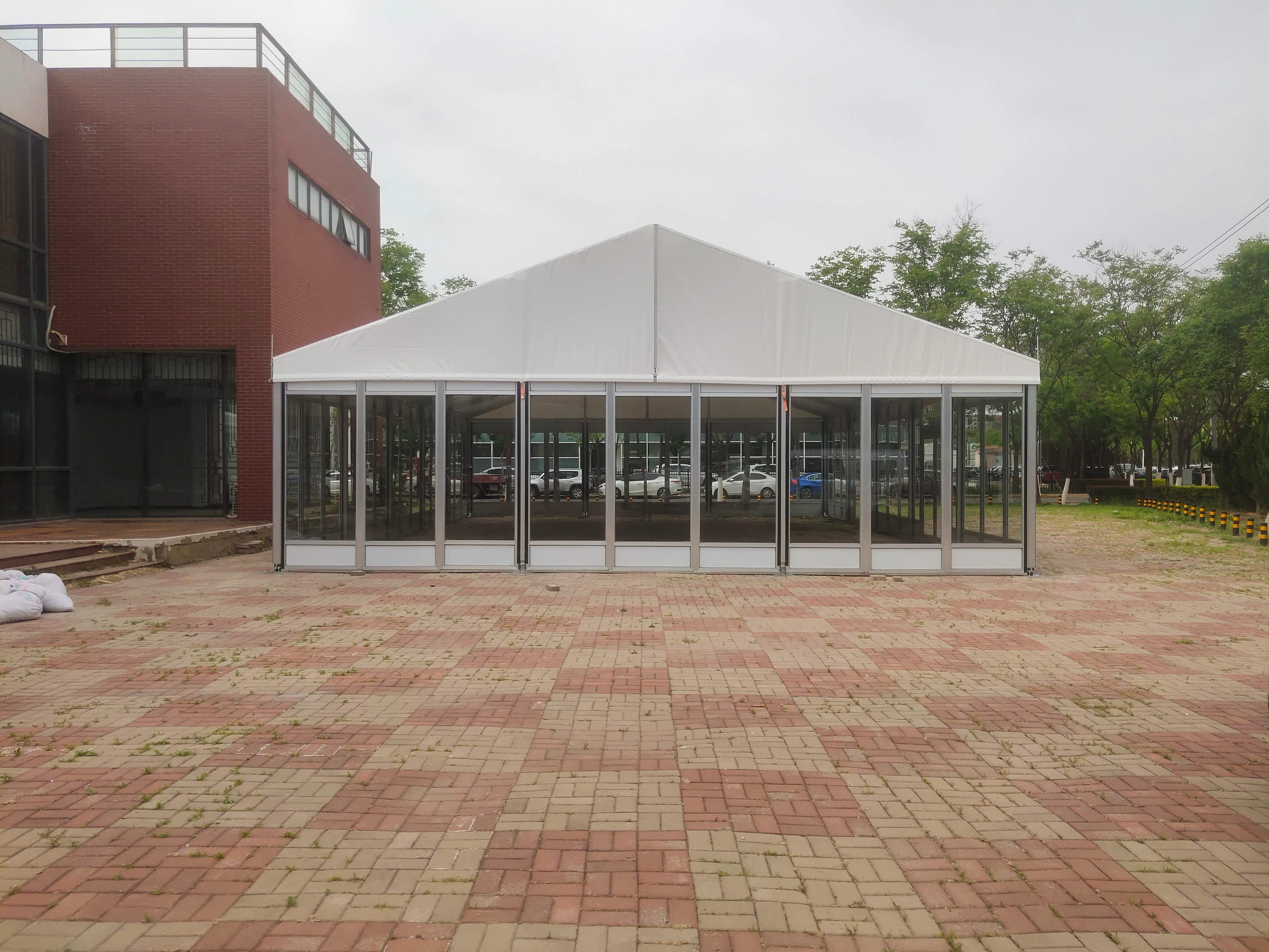 Tienda de cristal transparente