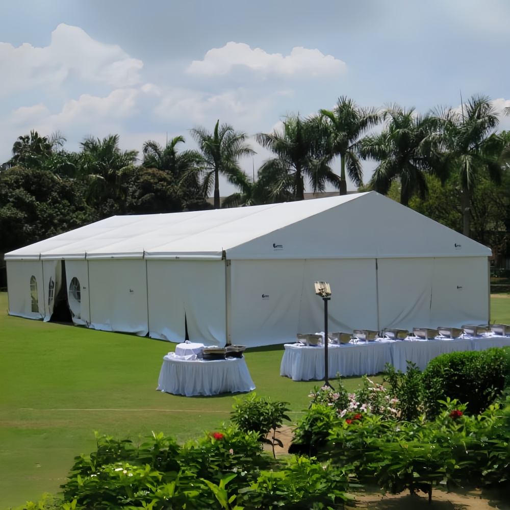 Tienda de eventos en el césped